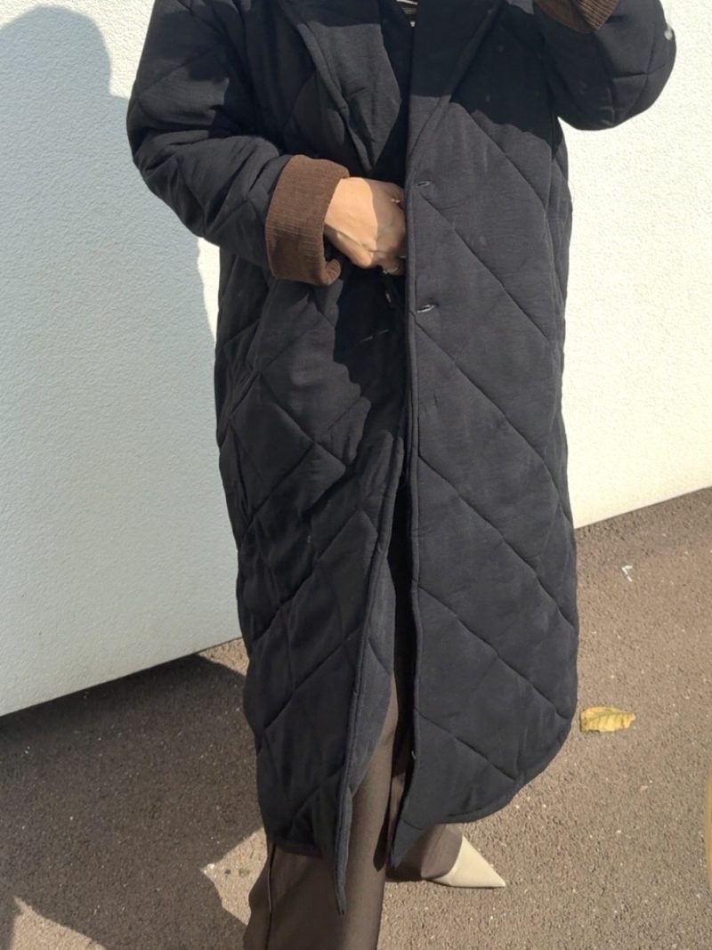Manteau long matelassé noir à col contrastant noir