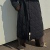 Manteau long matelassé noir à col contrastant noir