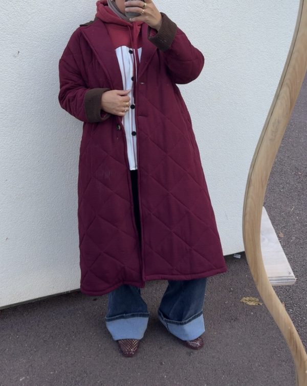 Manteau long matelassé noir à col contrastant bordeaux