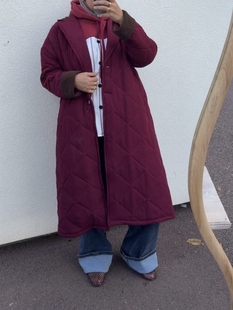 Manteau long matelassé noir à col contrastant bordeaux