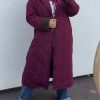 Manteau long matelassé noir à col contrastant bordeaux