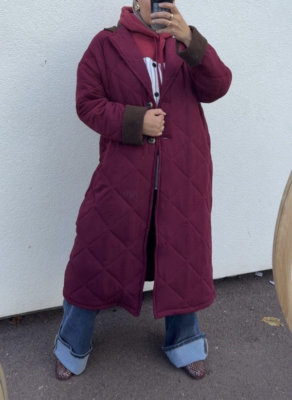 Manteau long matelassé noir à col contrastant bordeaux