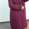 Manteau long matelassé noir à col contrastant bordeaux