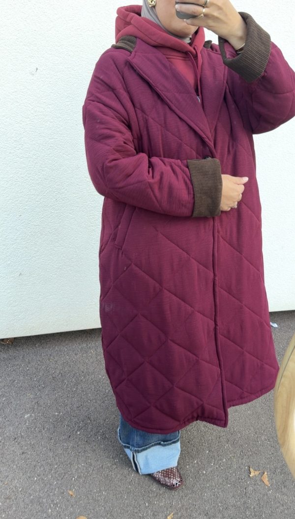 Manteau long matelassé noir à col contrastant bordeaux