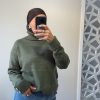 Pull col roulé vert kaki en maille douce avec boutons dorés