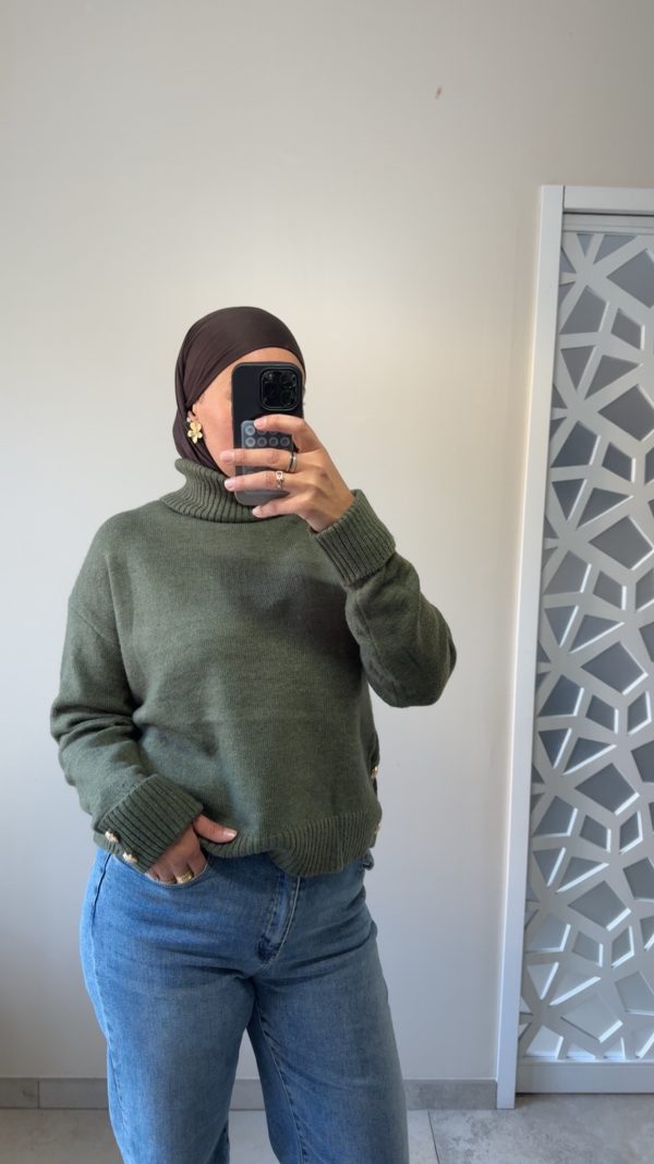 Pull col roulé vert kaki en maille douce avec boutons dorés