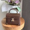 Sac à main marron en simili cuir rigide avec poignée et fermoir doré