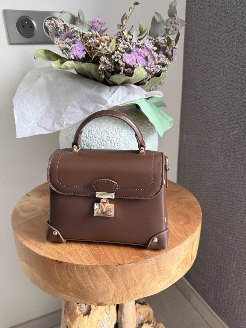 Sac à main marron en simili cuir rigide avec poignée et fermoir doré