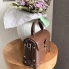 Sac à main marron en simili cuir rigide avec poignée et fermoir doré