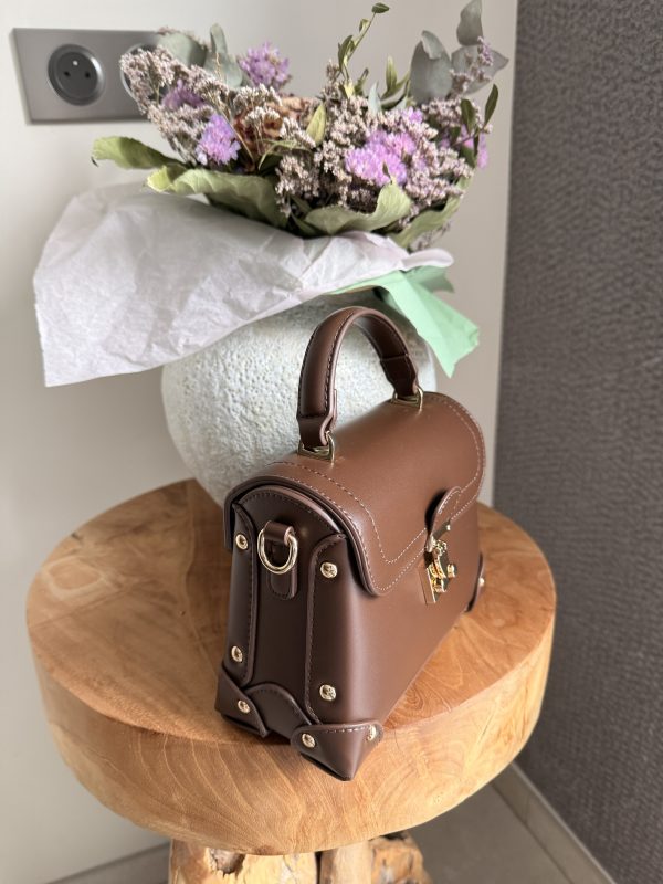 Sac à main marron en simili cuir rigide avec poignée et fermoir doré