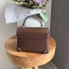 Sac à main marron en simili cuir rigide avec poignée et fermoir doré