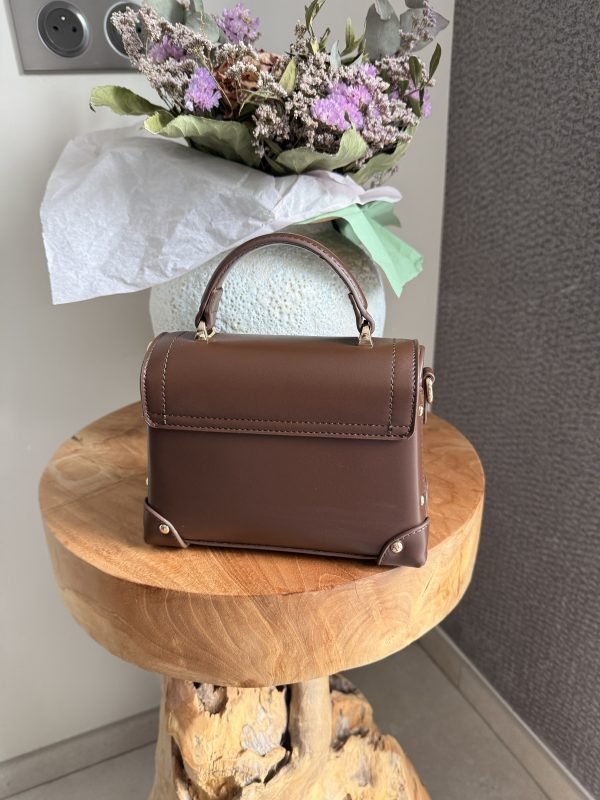 Sac à main marron en simili cuir rigide avec poignée et fermoir doré