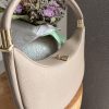 Sac à main taupe effet cuir grainé avec détails dorés – Élégance et raffinement au quotidien