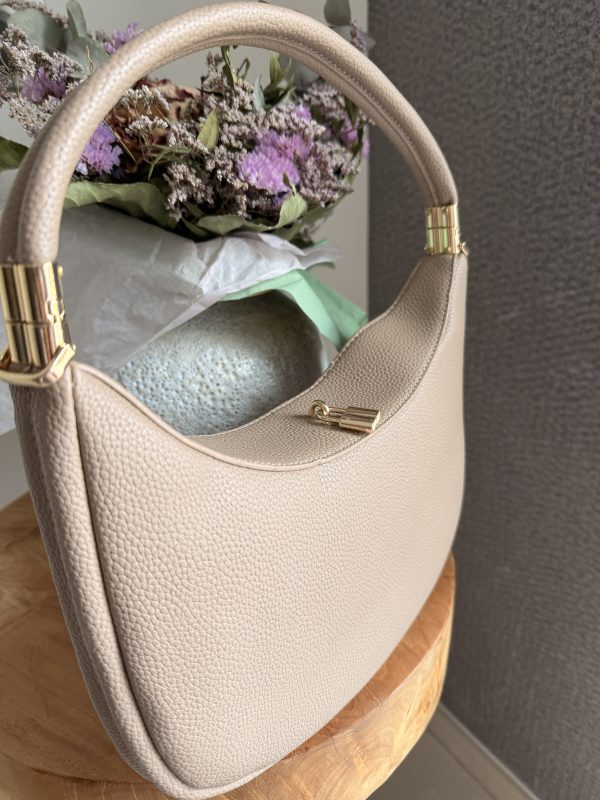 Sac à main taupe effet cuir grainé avec détails dorés – Élégance et raffinement au quotidien