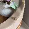 Sac à main taupe effet cuir grainé avec détails dorés – Élégance et raffinement au quotidien