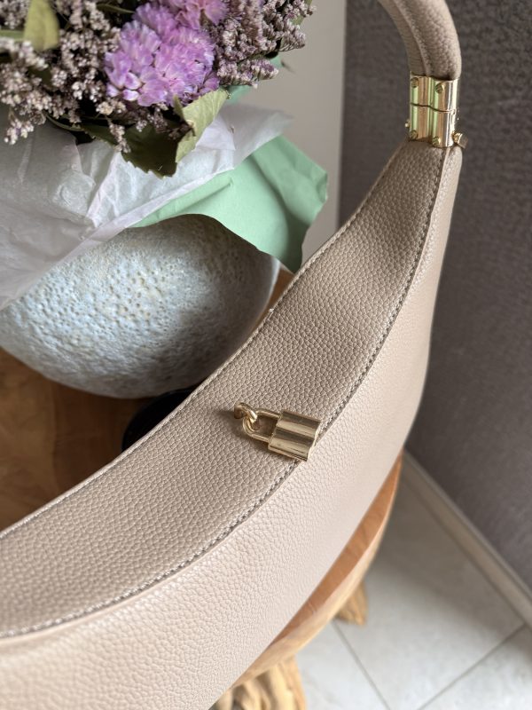 Sac à main taupe effet cuir grainé avec détails dorés – Élégance et raffinement au quotidien