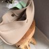 Sac à main taupe effet cuir grainé avec détails dorés – Élégance et raffinement au quotidien
