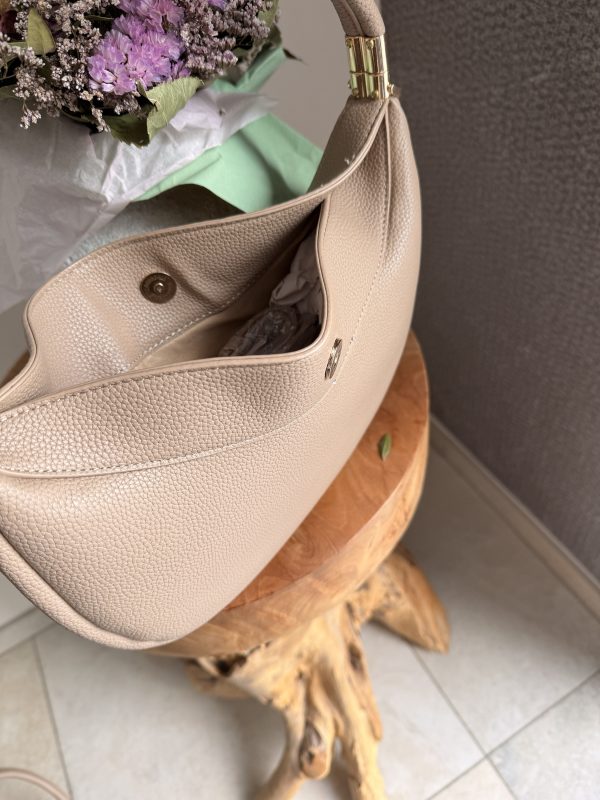 Sac à main taupe effet cuir grainé avec détails dorés – Élégance et raffinement au quotidien