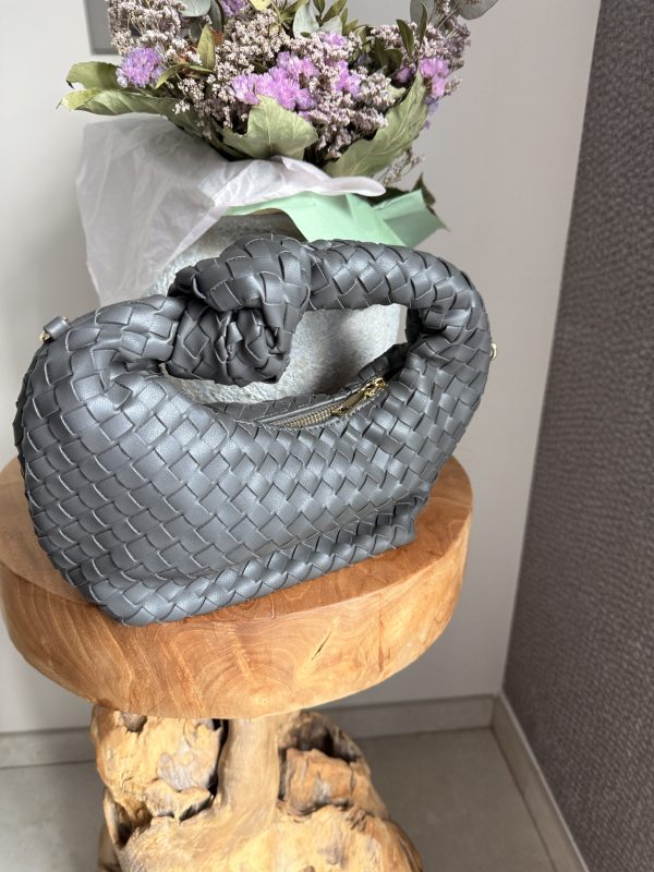 Sac à main tressé gris anthracite à anse nouée – Élégance moderne et texture luxueuse