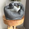 Sac à main tressé gris anthracite à anse nouée – Élégance moderne et texture luxueuse