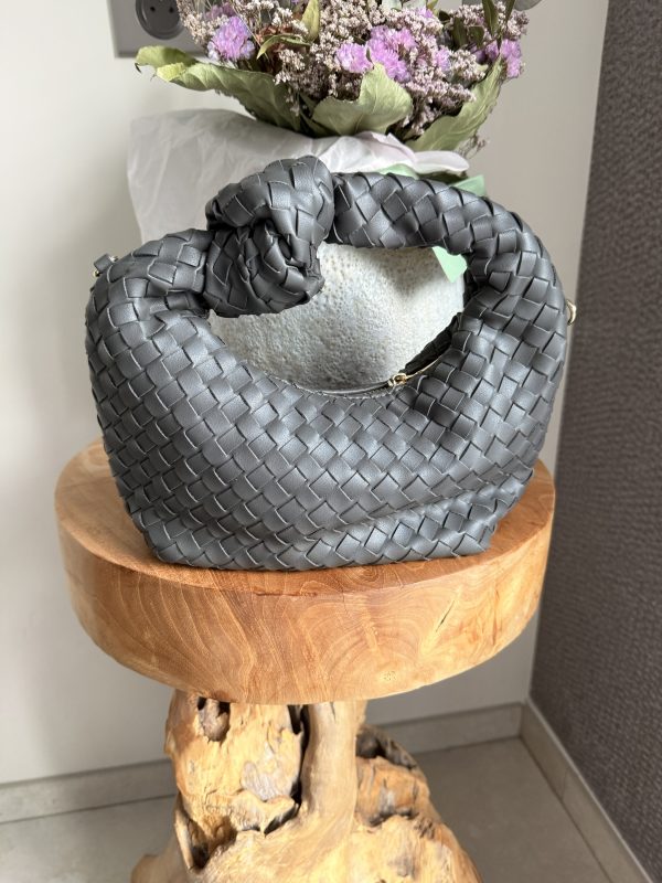 Sac à main tressé gris anthracite à anse nouée – Élégance moderne et texture luxueuse