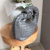 Sac à main tressé gris anthracite à anse nouée – Élégance moderne et texture luxueuse