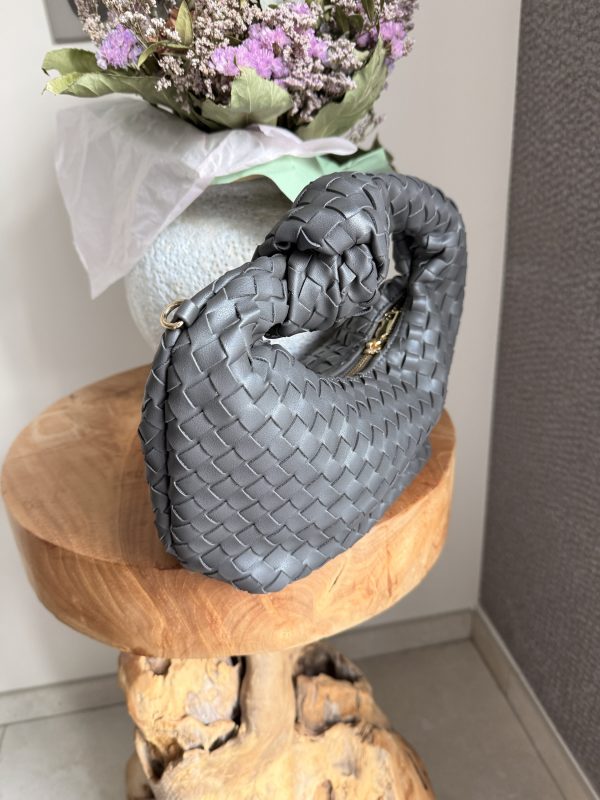 Sac à main tressé gris anthracite à anse nouée – Élégance moderne et texture luxueuse