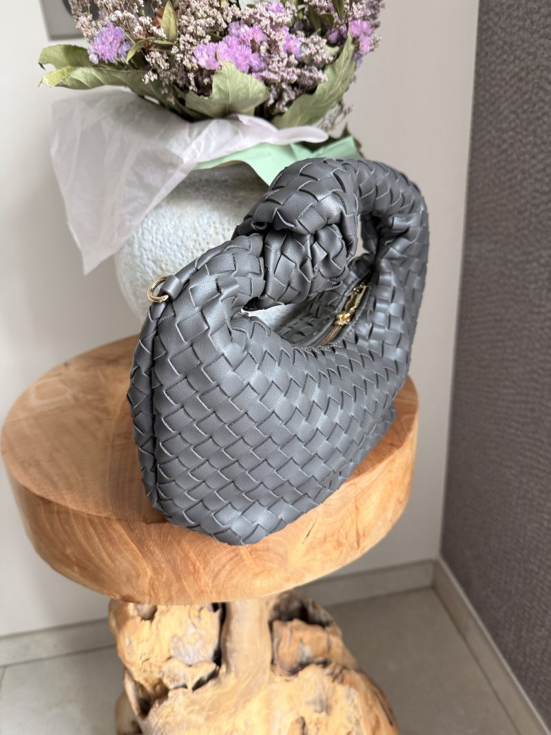 Sac à main tressé gris anthracite à anse nouée – Élégance moderne et texture luxueuse