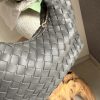 Sac à main tressé gris anthracite à anse nouée – Élégance moderne et texture luxueuse