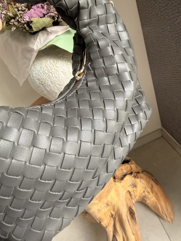 Sac à main tressé gris anthracite à anse nouée – Élégance moderne et texture luxueuse
