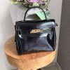 Sac à main effet cuir lisse – Élégance intemporelle et finition dorée