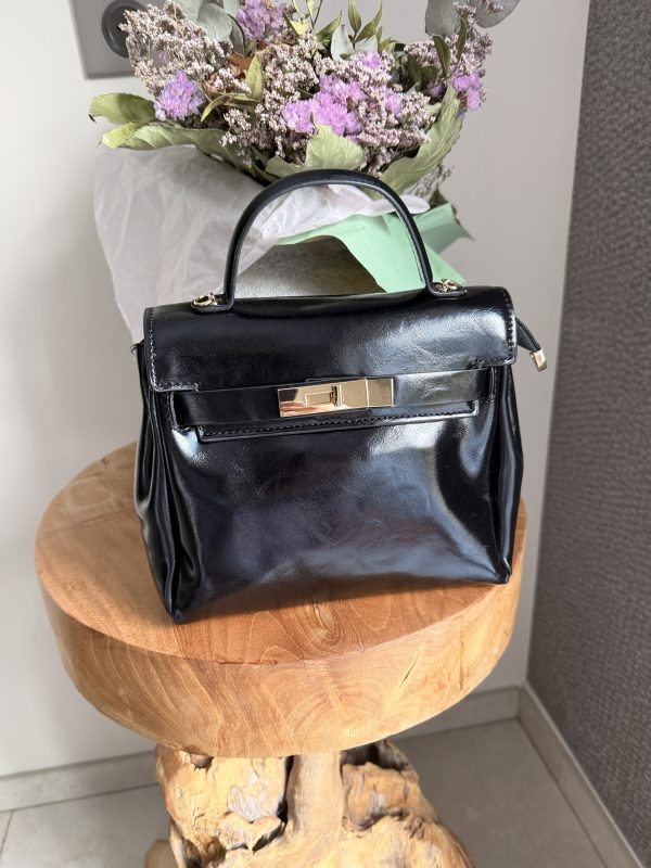 Sac à main effet cuir lisse – Élégance intemporelle et finition dorée