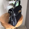 Sac à main effet cuir lisse – Élégance intemporelle et finition dorée