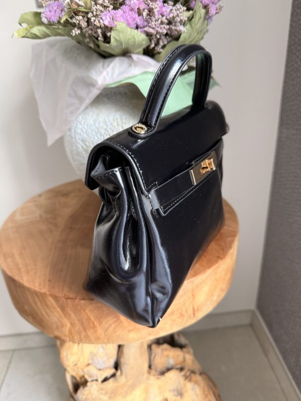 Sac à main effet cuir lisse – Élégance intemporelle et finition dorée