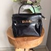 Sac à main effet cuir lisse – Élégance intemporelle et finition dorée