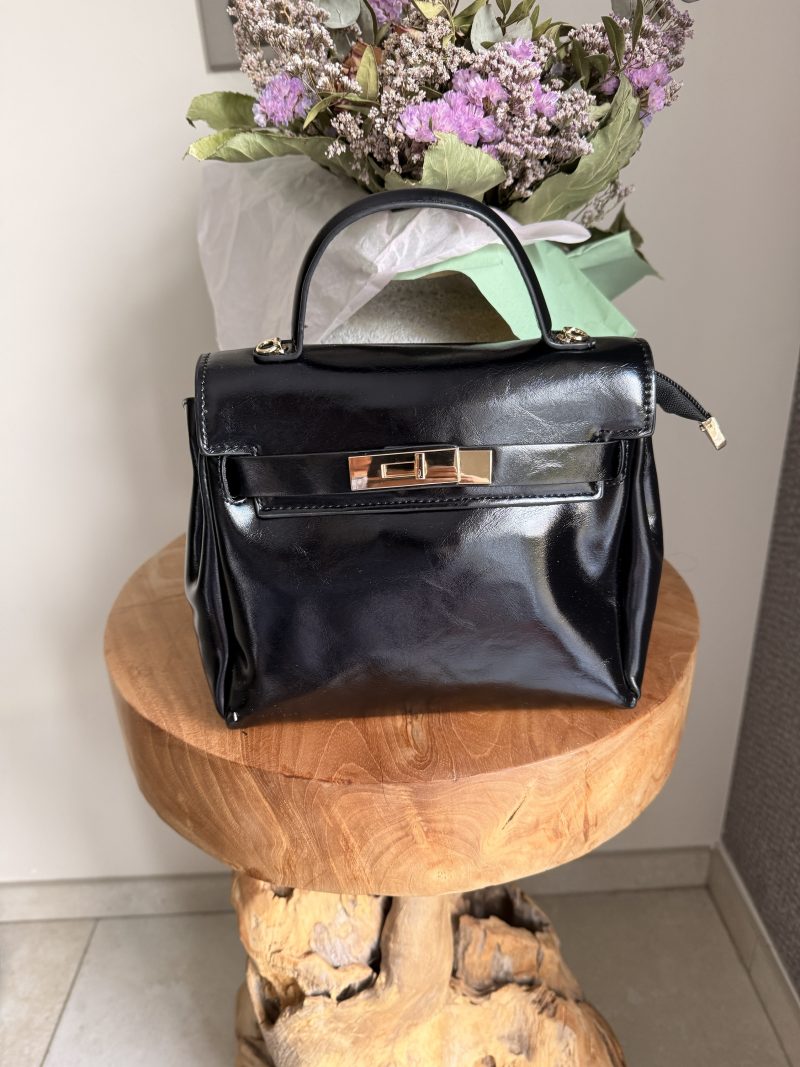Sac à main effet cuir lisse – Élégance intemporelle et finition dorée