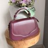 Sac à main bordeaux en similicuir lisse – Élégance féminine et design raffiné