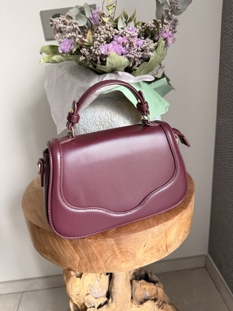 Sac à main bordeaux en similicuir lisse – Élégance féminine et design raffiné