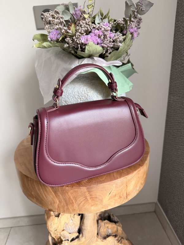 Sac à main bordeaux en similicuir lisse – Élégance féminine et design raffiné