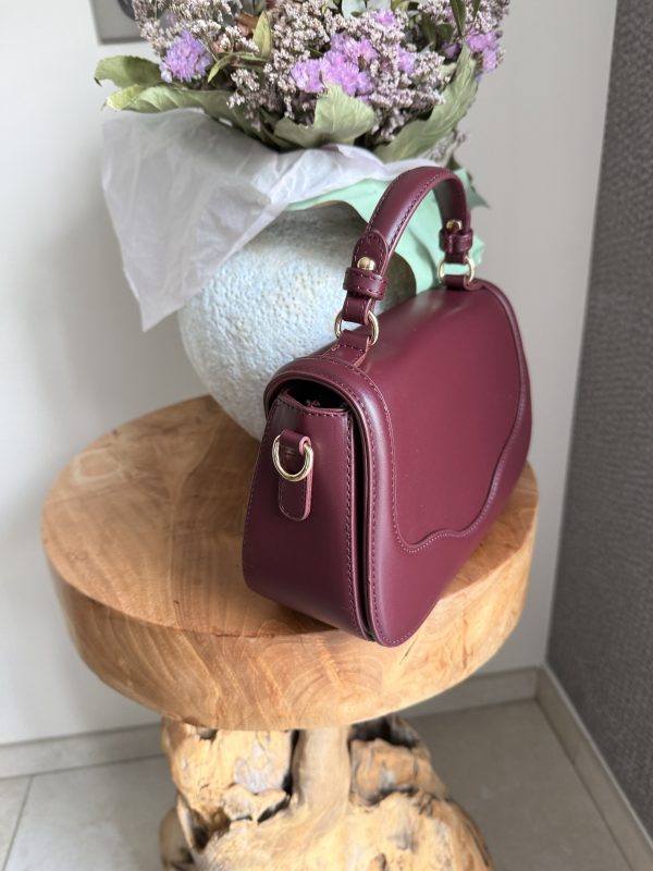 Sac à main bordeaux en similicuir lisse – Élégance féminine et design raffiné