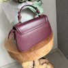 Sac à main bordeaux en similicuir lisse – Élégance féminine et design raffiné