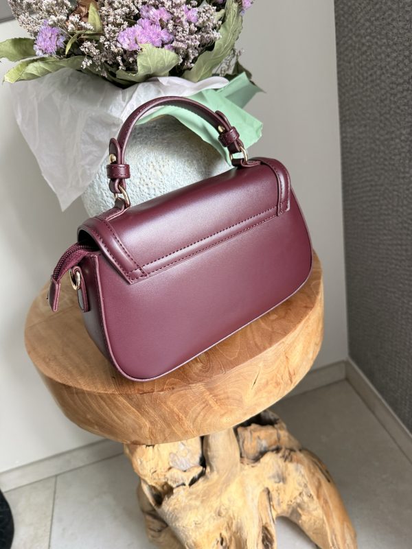 Sac à main bordeaux en similicuir lisse – Élégance féminine et design raffiné