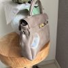 Sac à main taupe effet cuir lisse – Élégance intemporelle et finition dorée