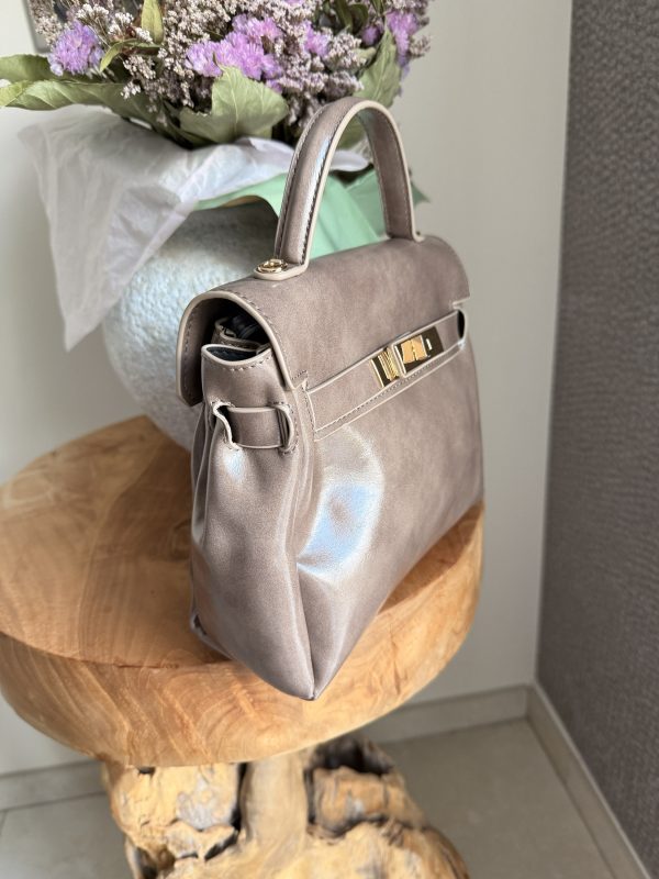 Sac à main taupe effet cuir lisse – Élégance intemporelle et finition dorée