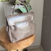 Sac à main taupe effet cuir lisse – Élégance intemporelle et finition dorée