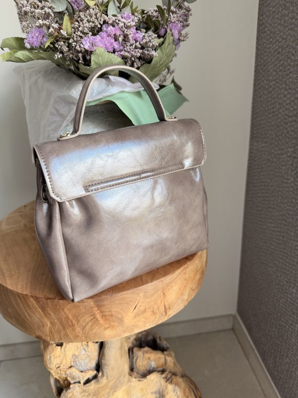 Sac à main taupe effet cuir lisse – Élégance intemporelle et finition dorée