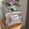 Sac à main taupe effet cuir lisse – Élégance intemporelle et finition dorée