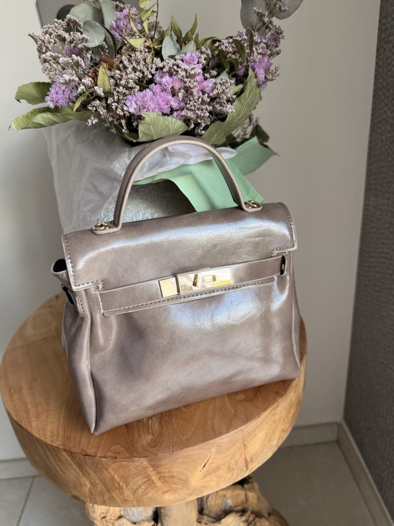 Sac à main taupe effet cuir lisse – Élégance intemporelle et finition dorée