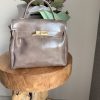 Sac à main taupe effet cuir lisse – Élégance intemporelle et finition dorée