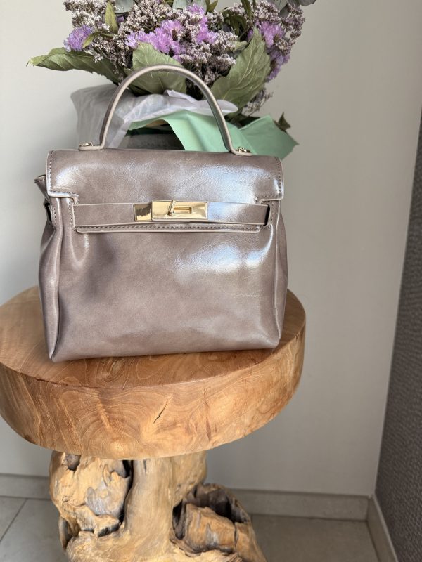 Sac à main taupe effet cuir lisse – Élégance intemporelle et finition dorée